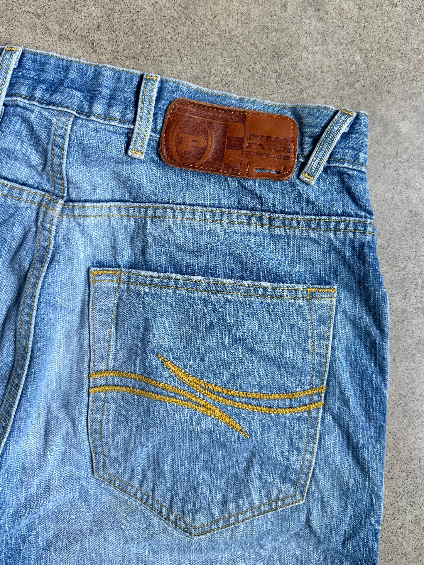 2000s Phat Farm Faded Wash Baggy Straight Jeans | 32x33