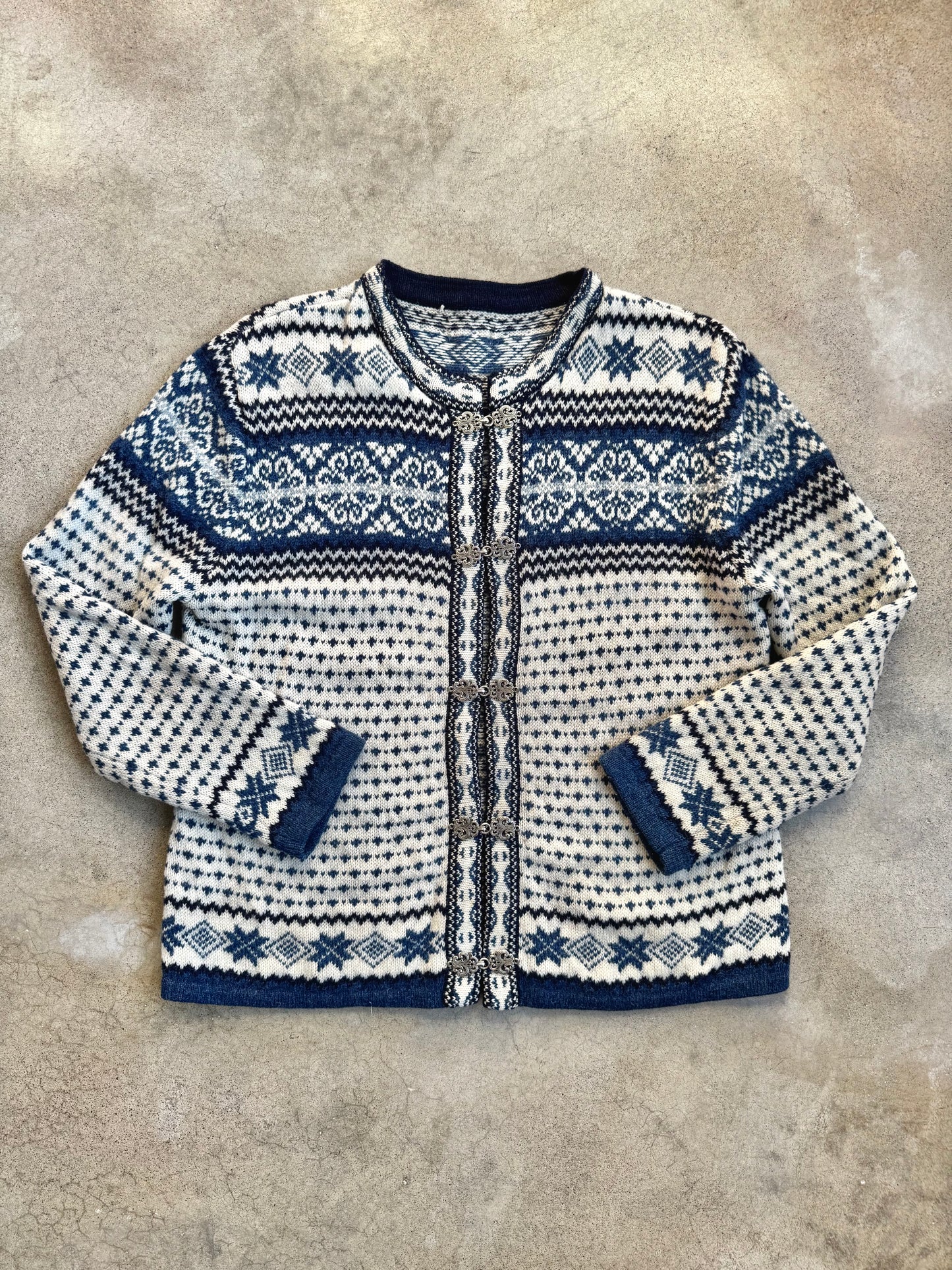 Vintage 1980s Nordic Blue & White Fair Isle Metal Clasp Wool Cardigan | M/L