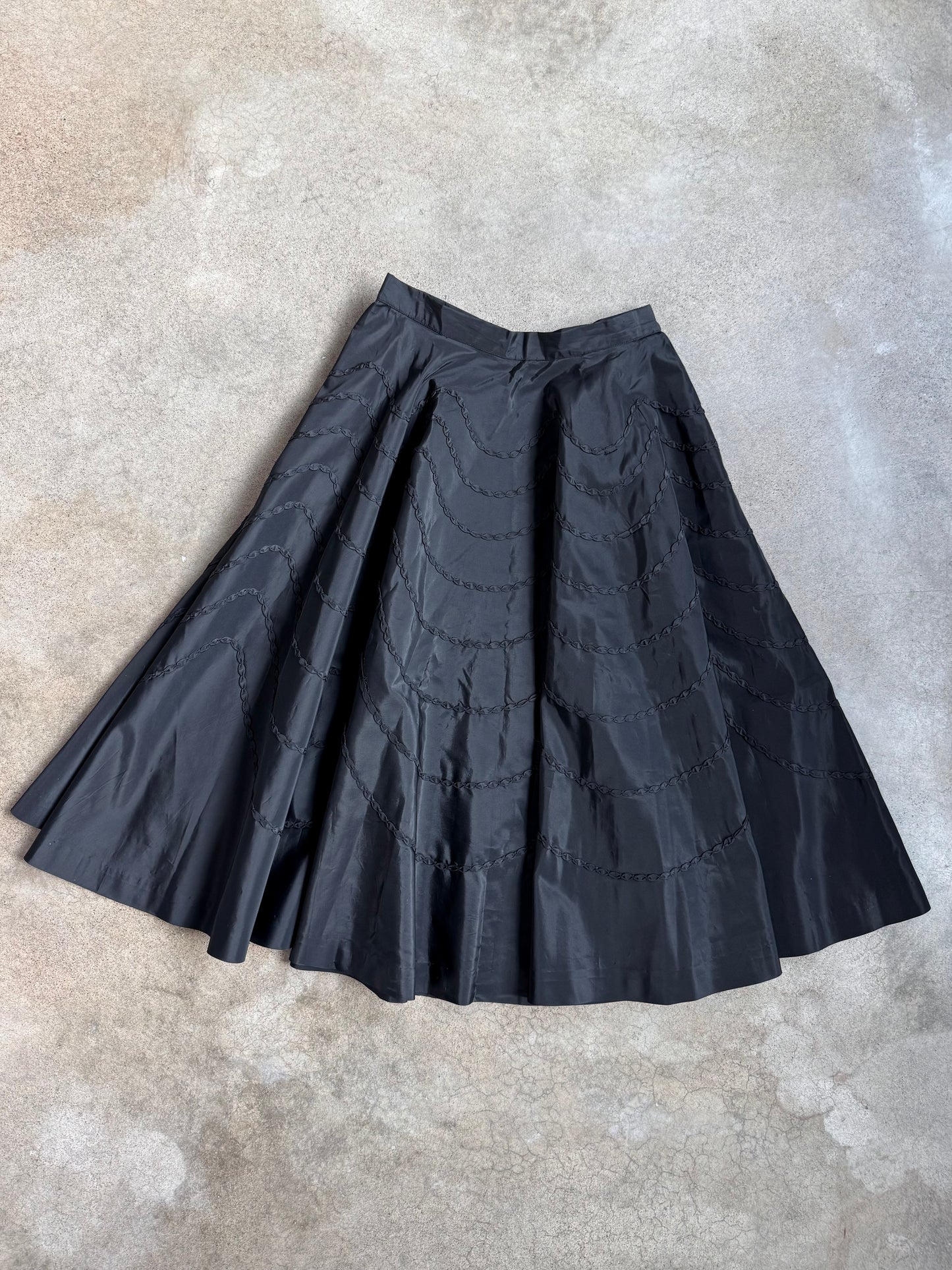 Vintage 1950s New Deb NY Black Taffeta Wave Embroidered Full Circle Skirt | Waist 28”