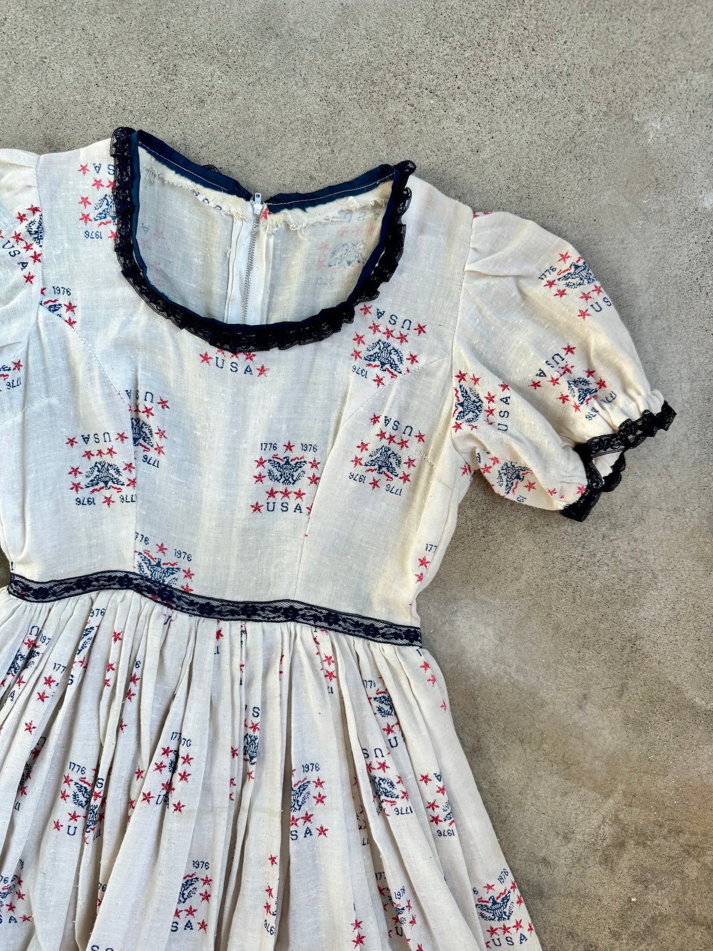 Vintage 1970s USA Bicentennial Pattern Short Sleeve Prairie Dress | Small