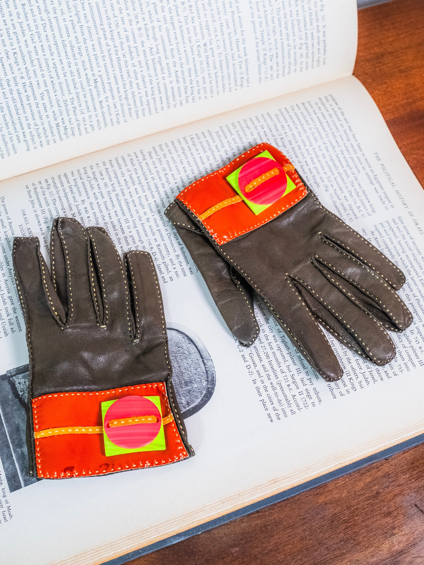 Vintage 1950s Superb Leather Mod Button Accent Gloves | 7.5