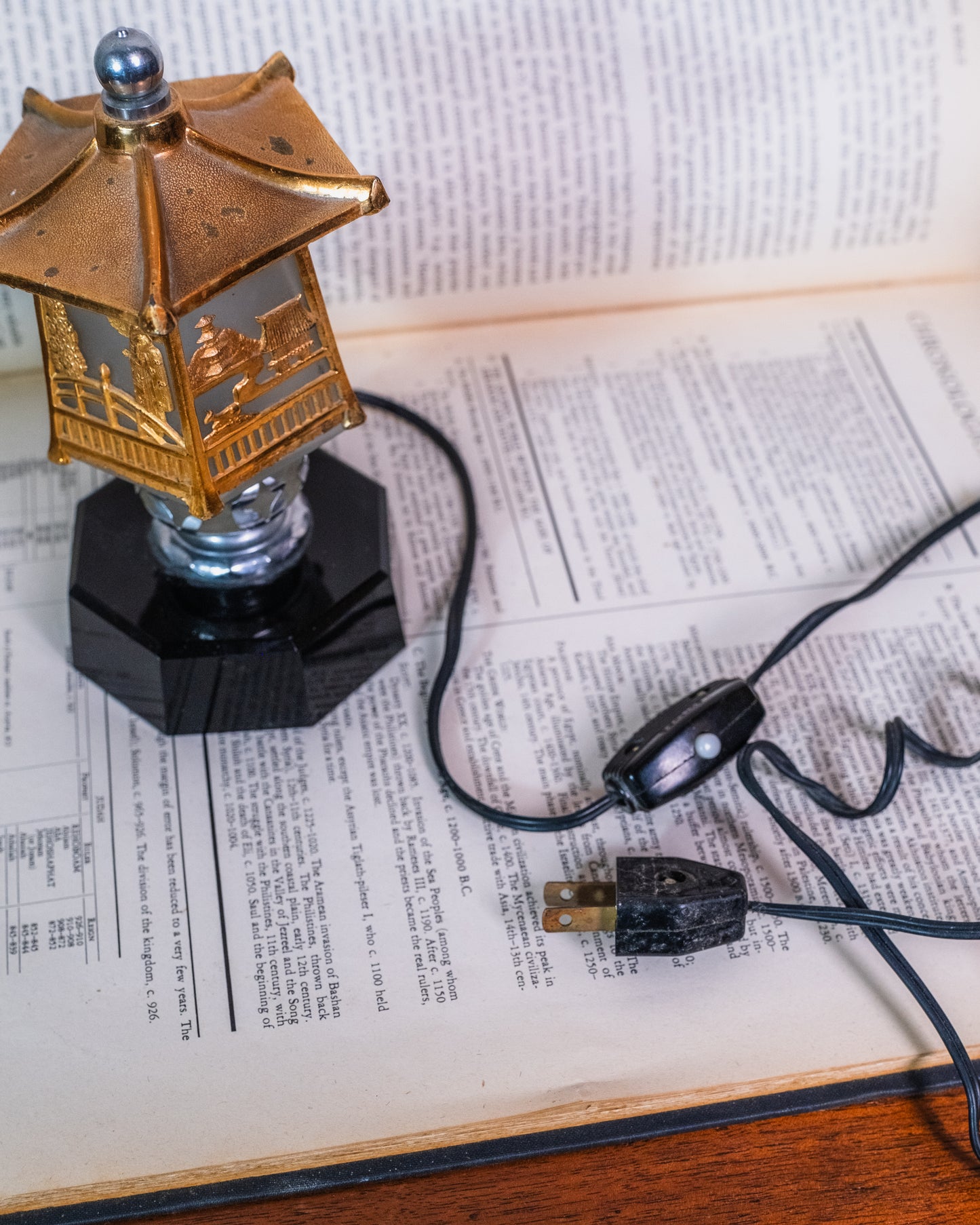 Vintage 1940s Japanese Pagoda Mini Table Lamp
