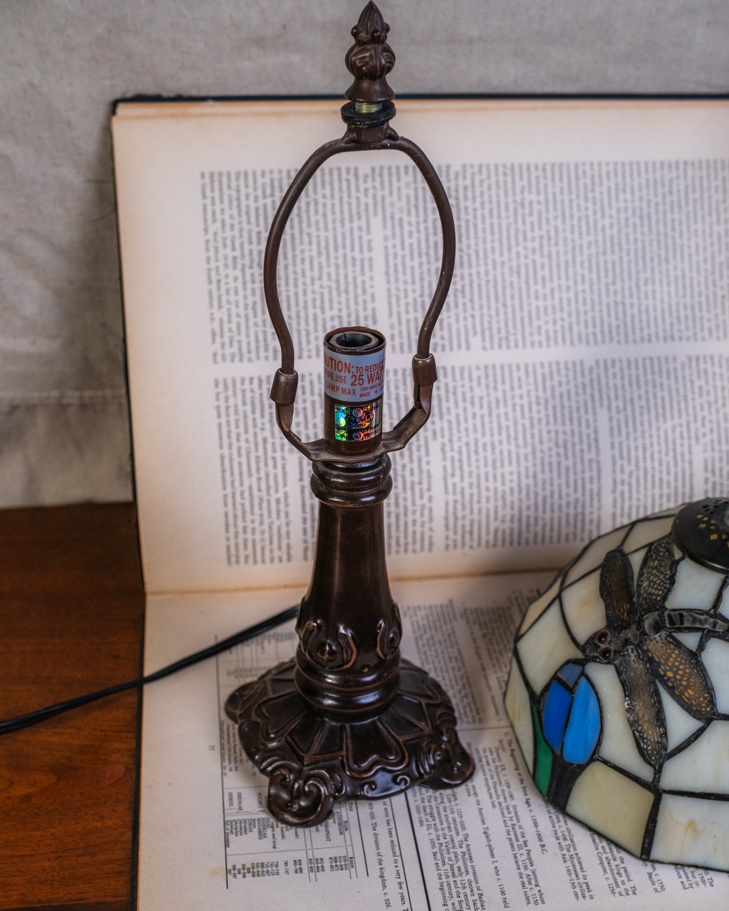 Vintage Tiffany-Style Floral Dragonfly Table Lamp