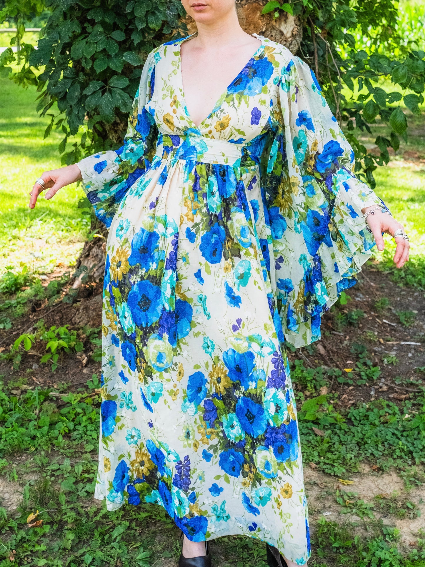 Vintage 1970s Cool-Tone Floral Print Angel Sleeve V-Neck Maxi Dress | S/M