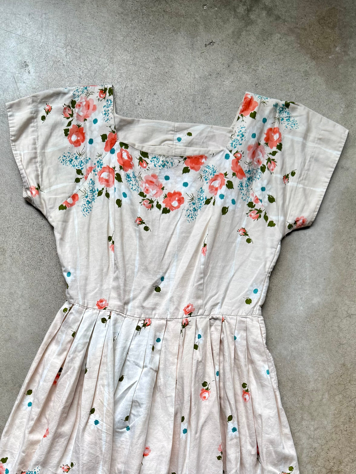 Vintage 1950s Hope Reed Peach Floral Print Short Sleeve Pleated Dress | Small
