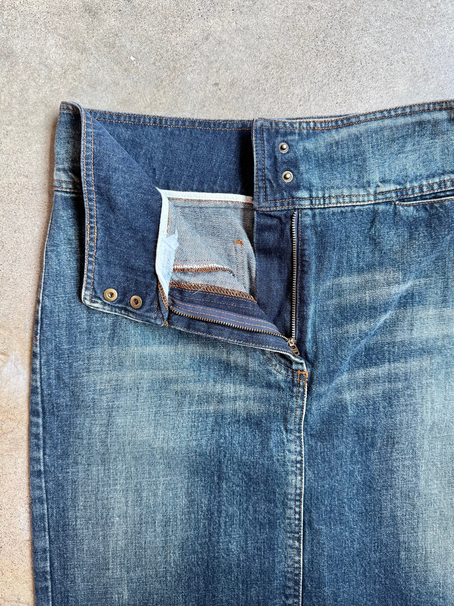 2000s DKNY Faded Dark Wash Low-Rise Denim Skirt | Medium