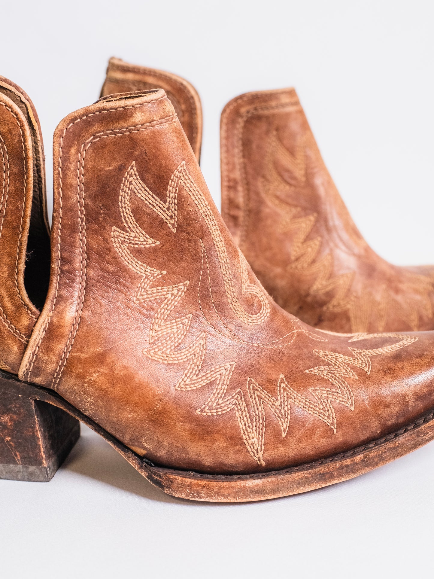 Ariat Dixon Distressed Western Ankle Boots | Women’s 8