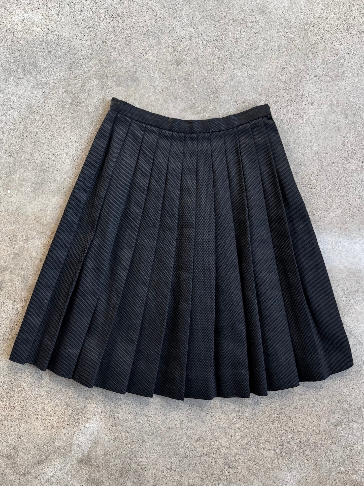 Vintage 1970s Black Knee-Length Pleated Skirt | XS