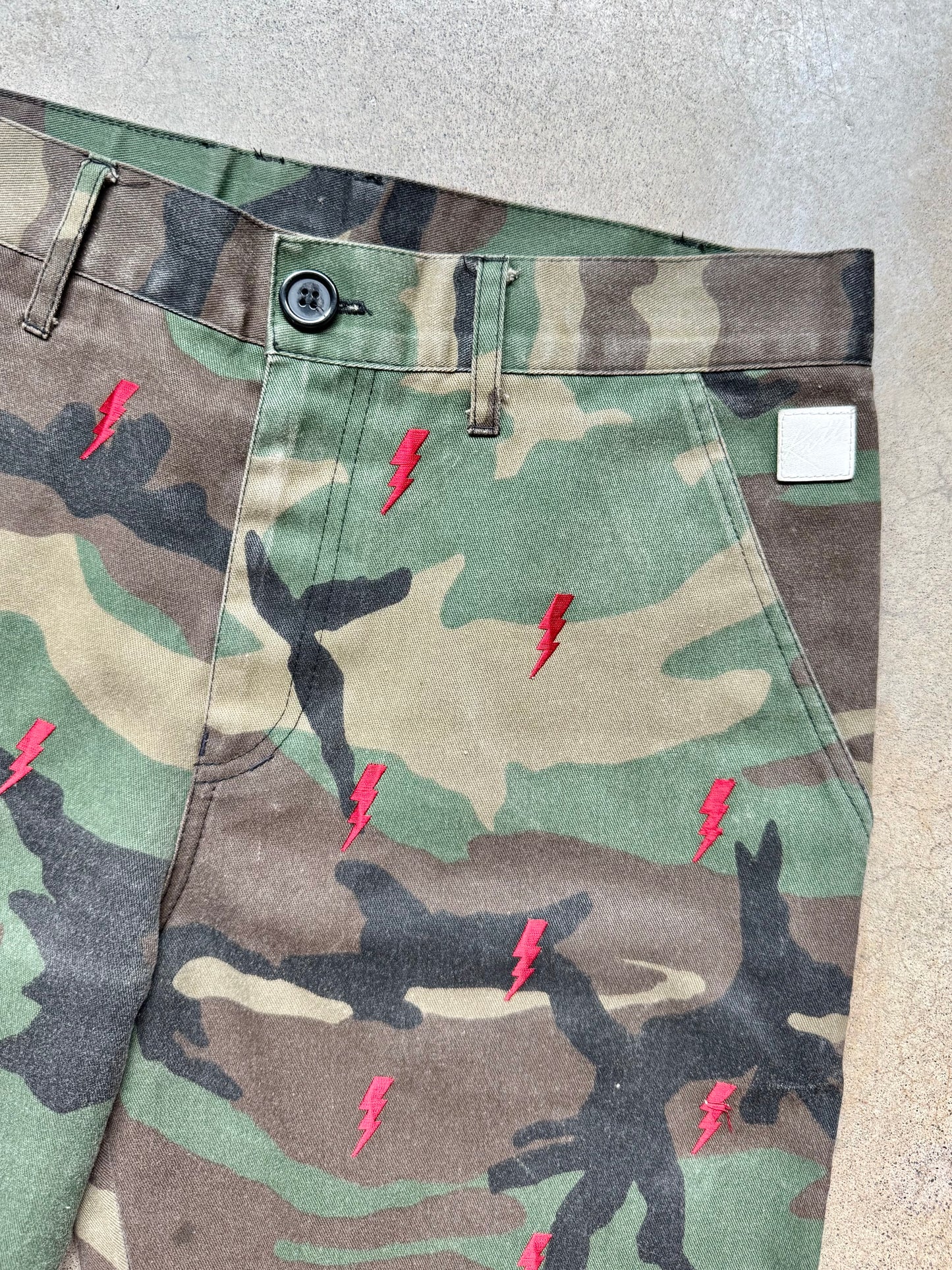 Kith White Label Red Lighting Bolt Embroidered Camo Cotton Shorts | 30