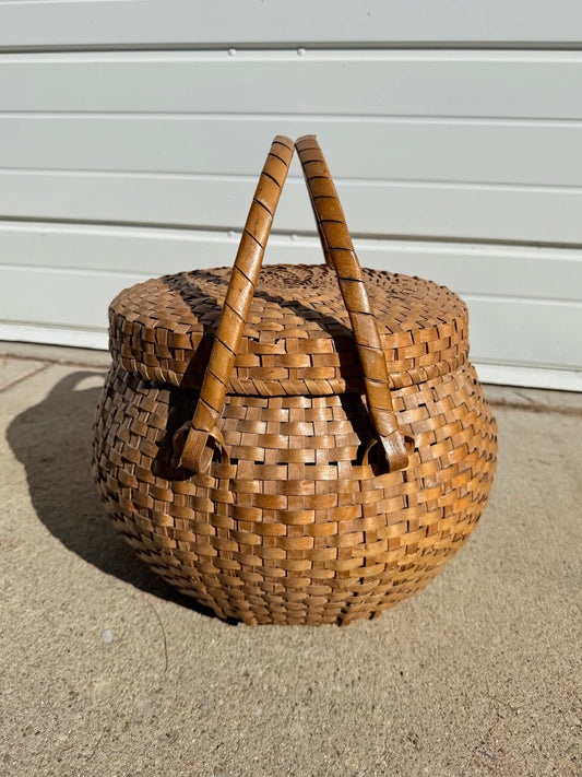 Vintage 1950s Mid-Atlantic Woven Wicker Lidded Basket