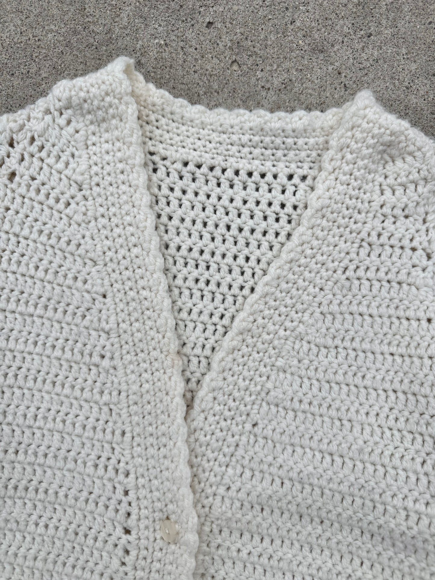 Vintage 1960s Handmade Crochet Ivory Cardigan | XS/S