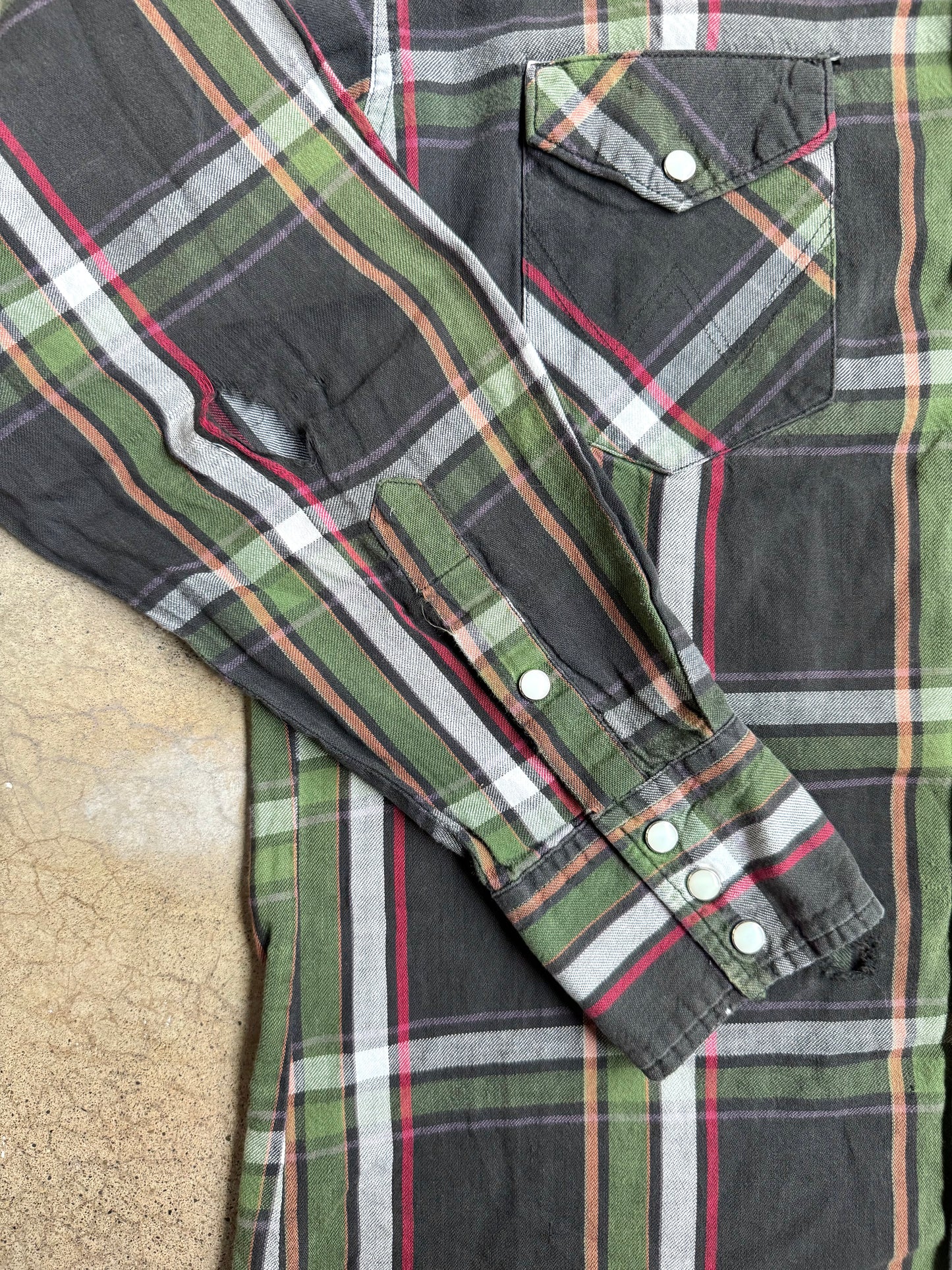 Vintage Wrangler Distressed Plaid Western Pearl Snap Shirt | Medium