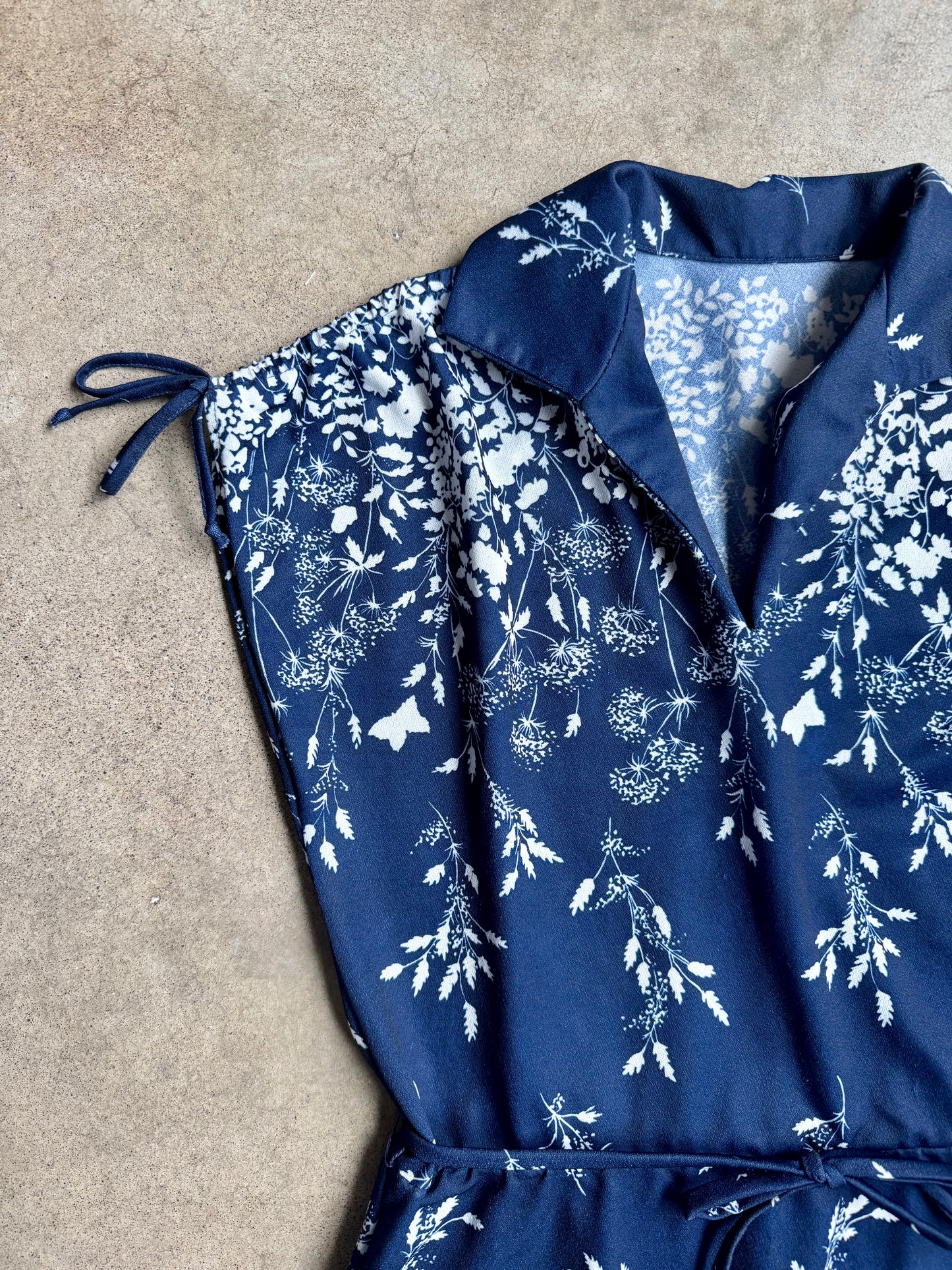 Vintage 1970s Navy Floral Collared Tie-Waist Sleeveless Dress | Medium