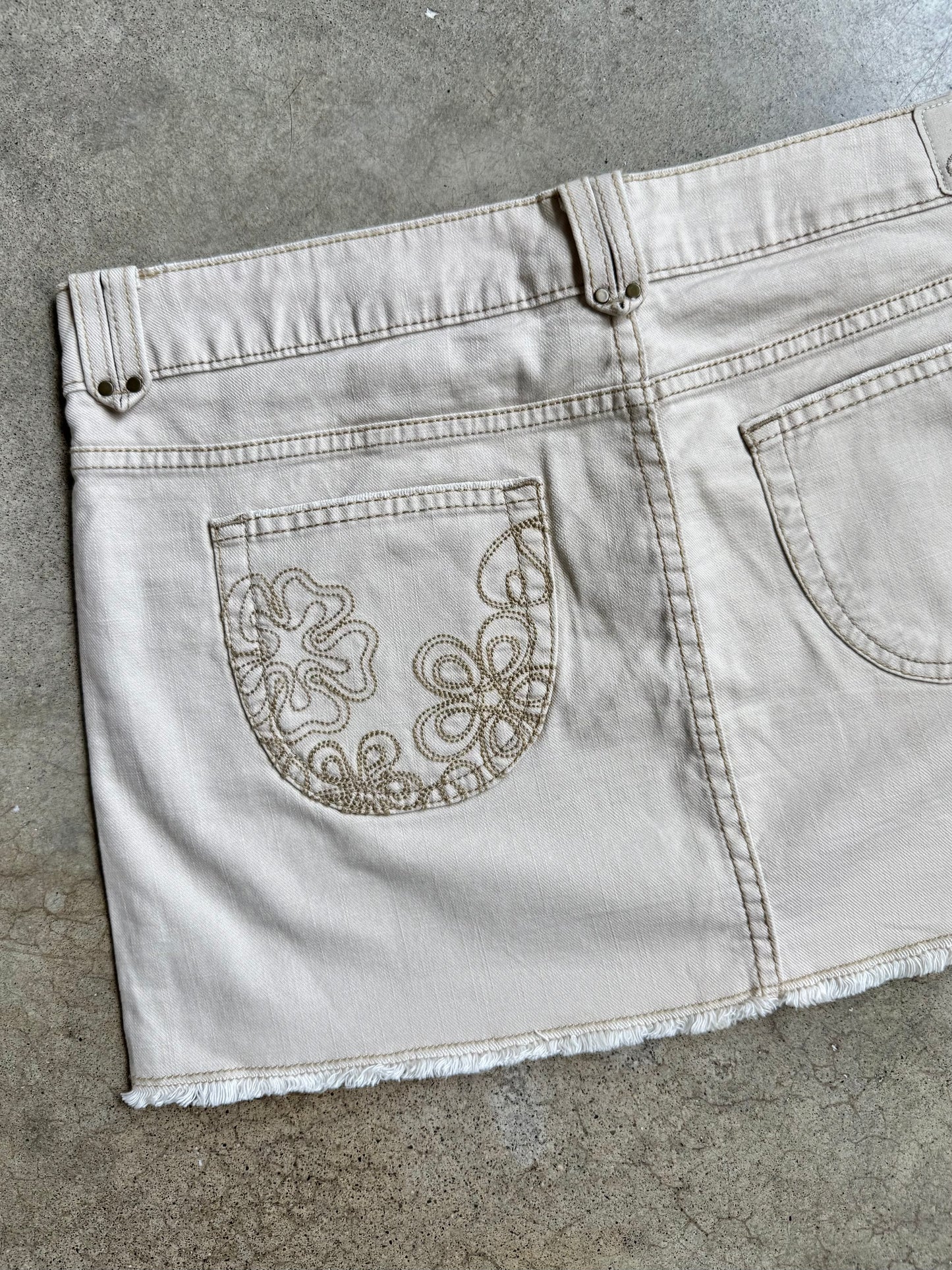 2000s Jordache Cream Low-Rise Mini Skirt | Medium