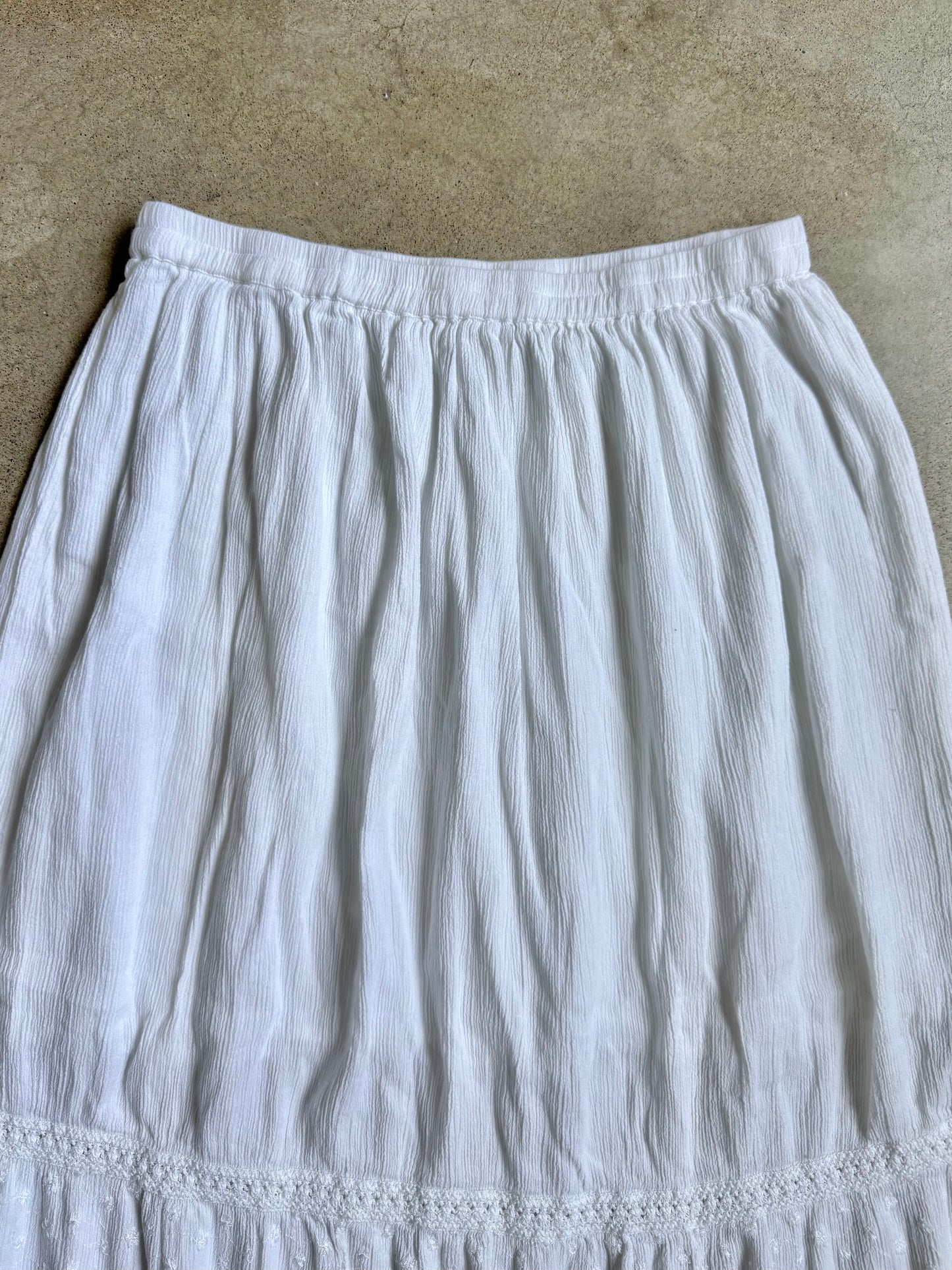 2000s White Floral Embroidered Tiered Maxi Skirt | Medium
