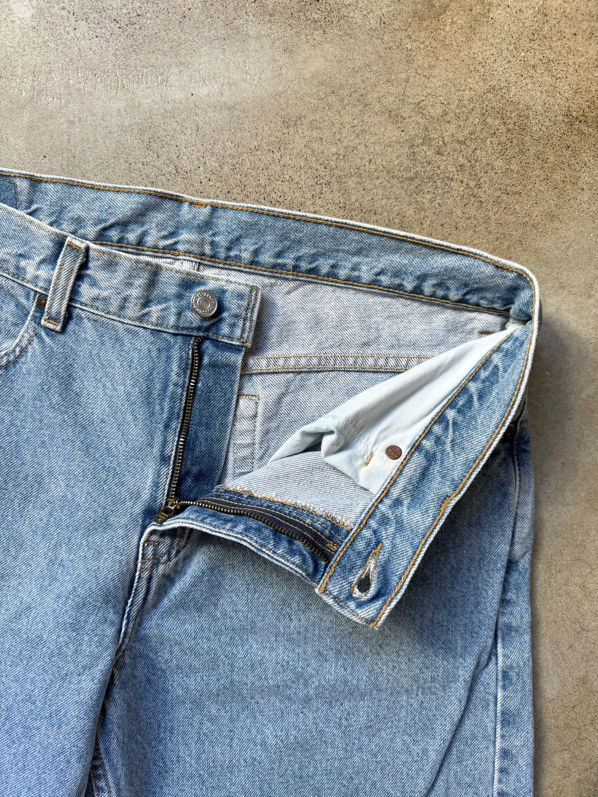 Vintage Levi’s 577 Loose Fit Light Wash Jeans | Waist 34”