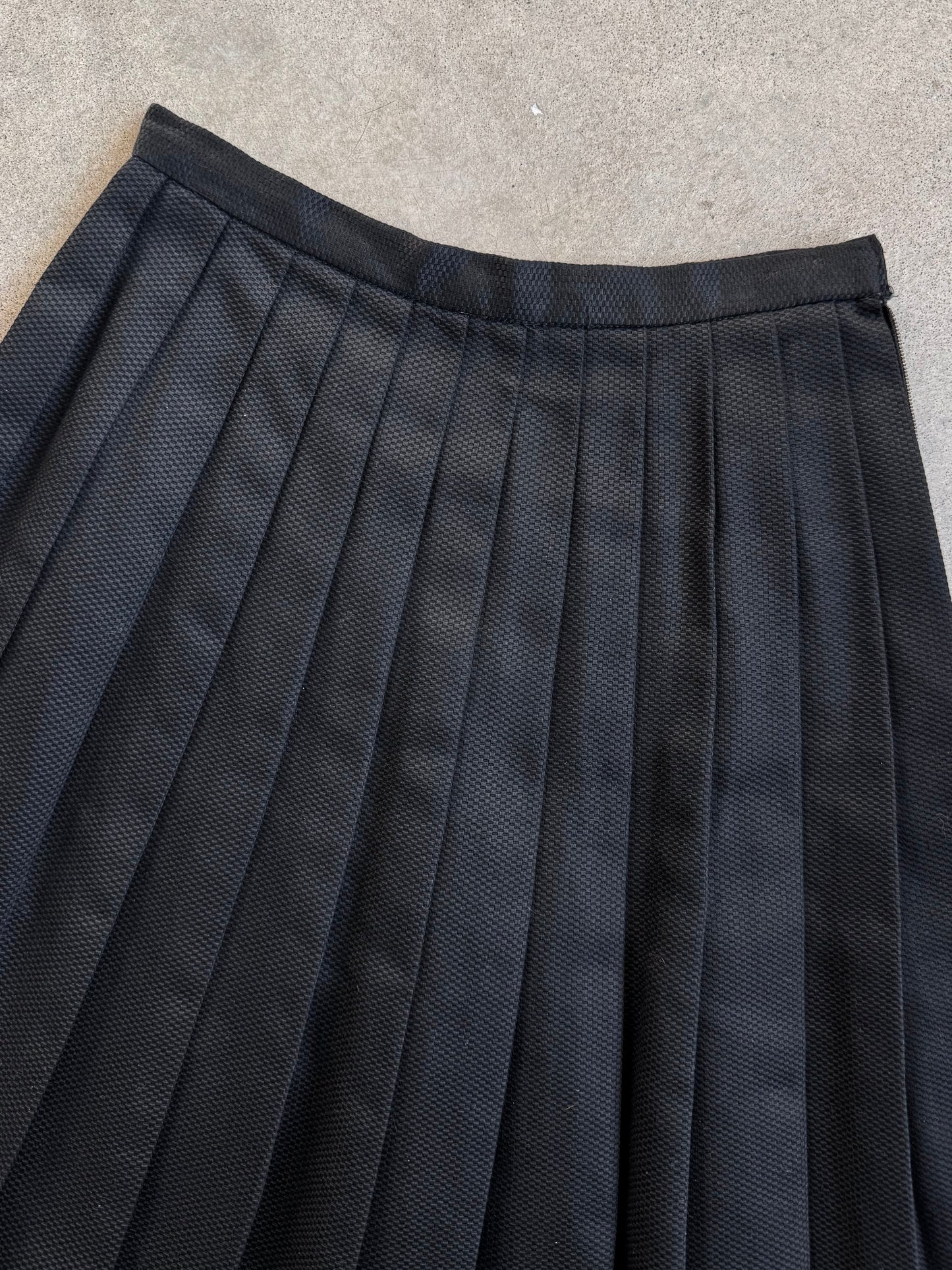 Vintage 1970s Black Knee-Length Pleated Skirt | XS