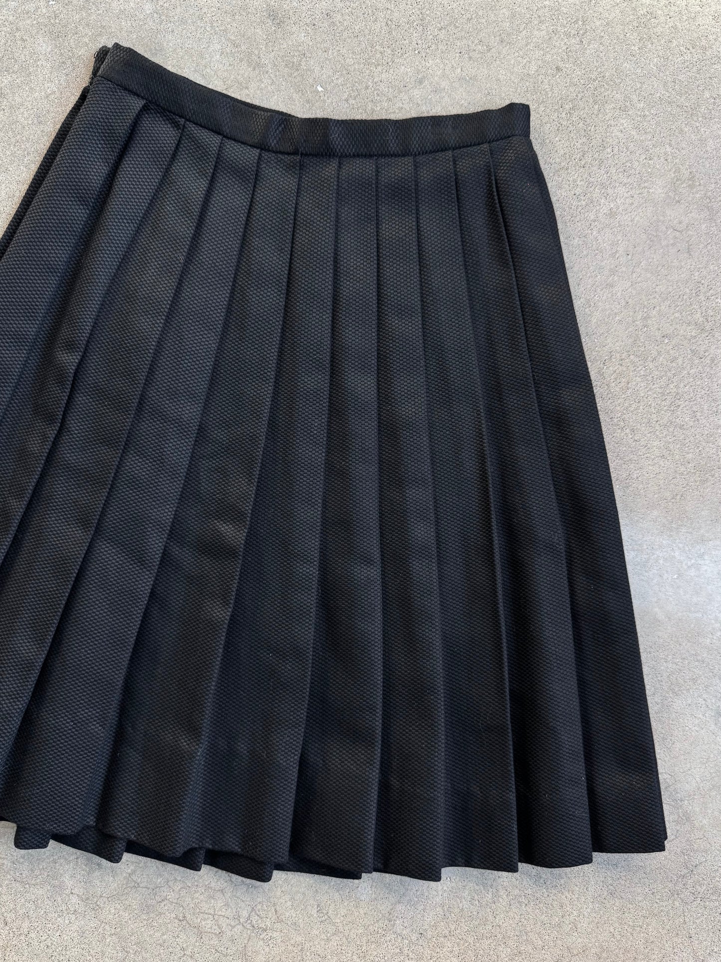 Vintage 1970s Black Knee-Length Pleated Skirt | XS