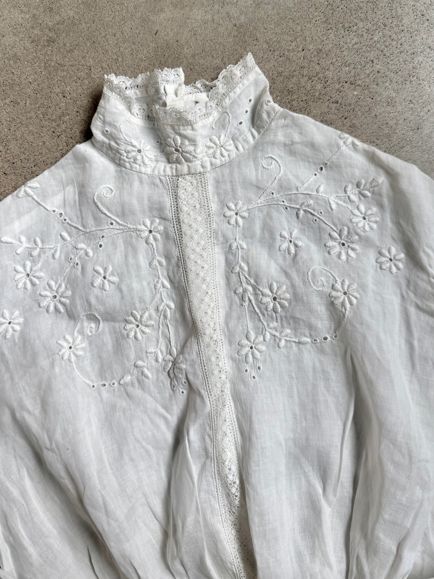 Antique Edwardian White Floral Embroidered High-Neck Blouse | XS