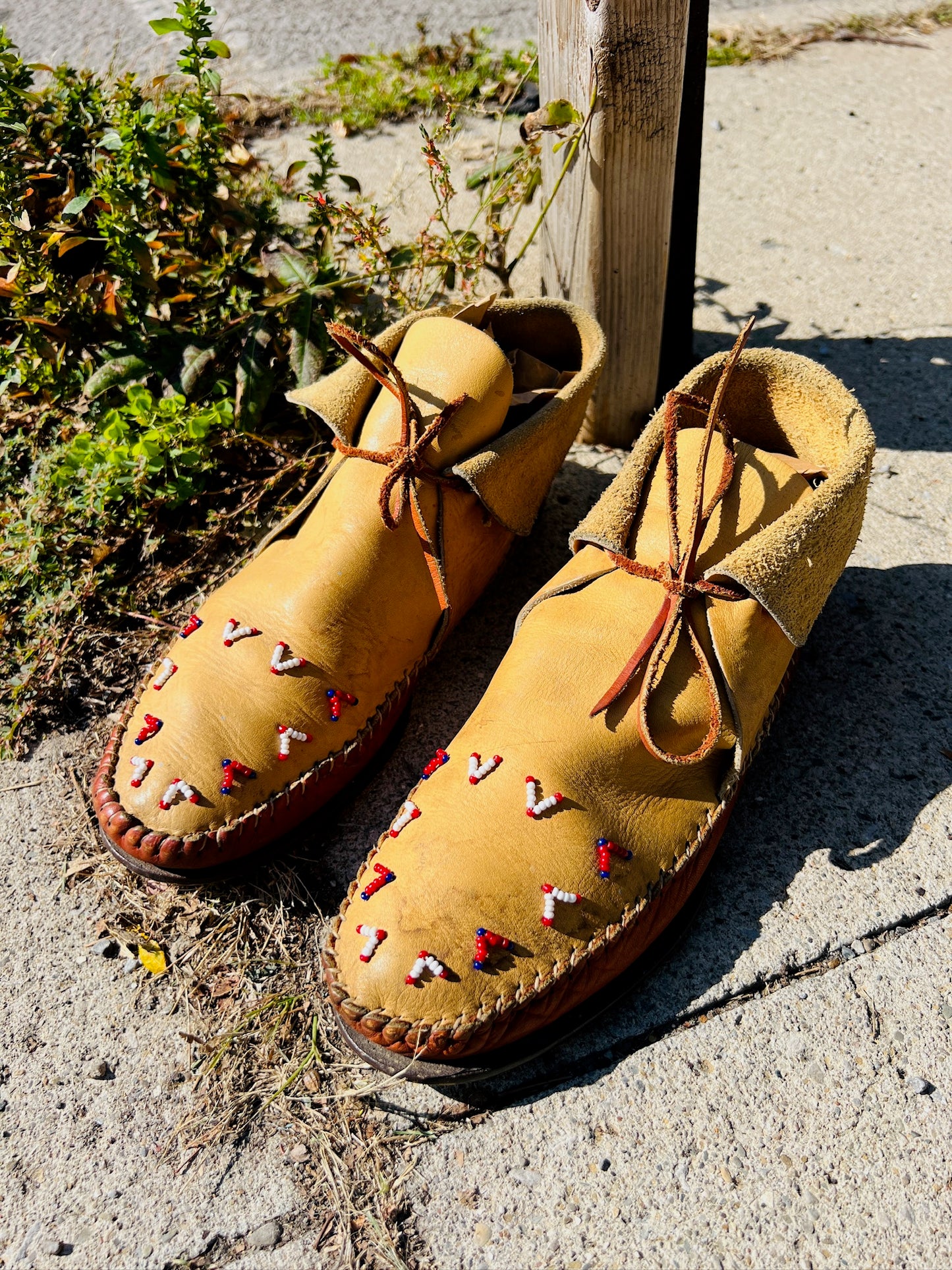 Vintage 1970s Beaded Leather Moccasins | Women’s 9