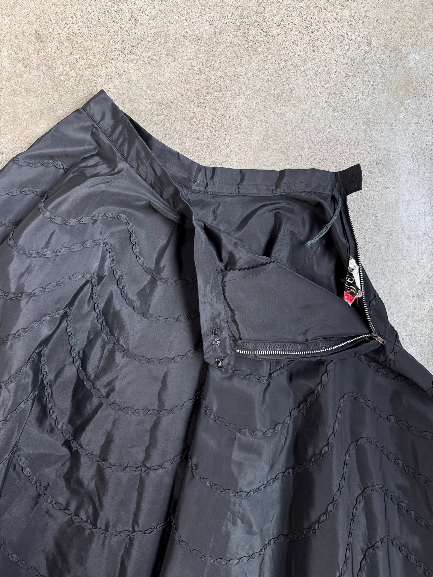 Vintage 1950s New Deb NY Black Taffeta Wave Embroidered Full Circle Skirt | Waist 28”